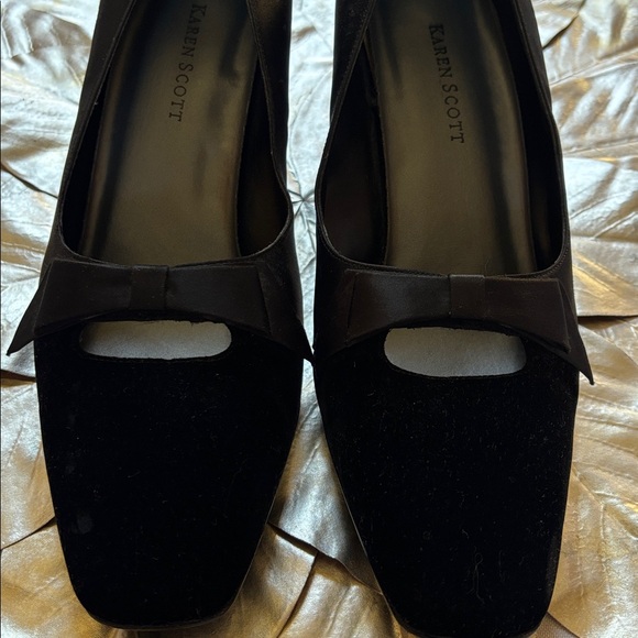 Karen Scott Black Square-Toe Bow Pumps - Picture 3 of 8